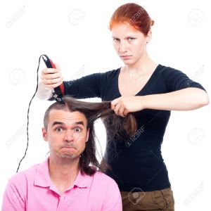 14715615-Donna-parrucchiere-serio-rasatura-divertente-uomo-con-i-capelli-lunghi-con-trimmer-capelli-isolato-s-Archivio-Fotografico